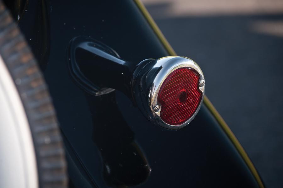  Ford DeLuxe Fordor Sedan 1933 года  (фото 2 из 17)